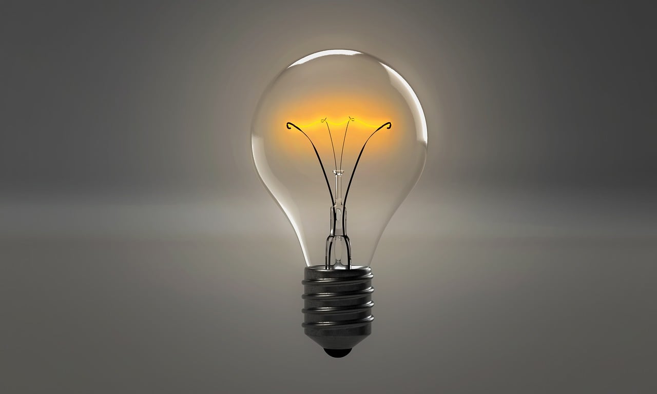 erfahren sie alles über statische elektrizität: ursachen, anwendungen, sicherheitstipps und wie sie elektrostatische aufladung im alltag vermeiden oder nutzen können.